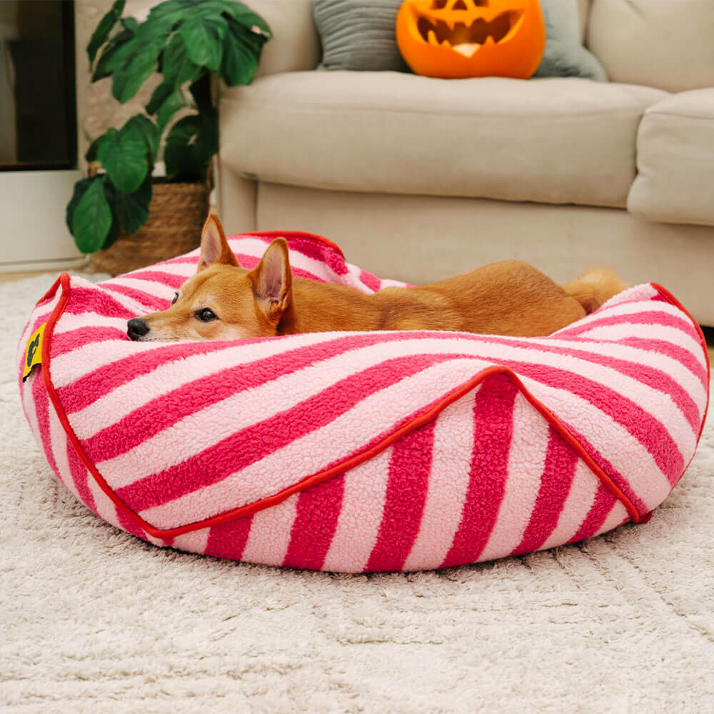 Cama para perros con puf calmante poligonal con estampado de rayas de moda