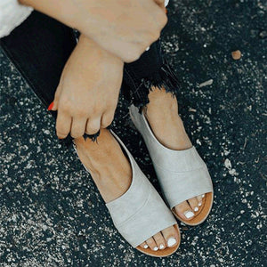 Casual sandals with round toe