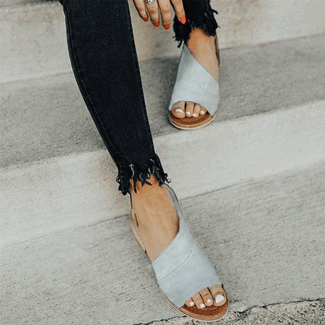 Casual sandals with round toe